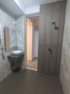 a bathroom with a sink and a shower with a mirror at Soto Apartamentos in Chiclayo