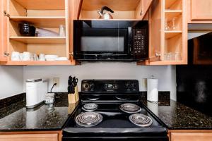 Ett kök eller pentry på The Funky Flat - 5 Star Rated King Bed and Full Kitchen Washer and Dryer in Unit