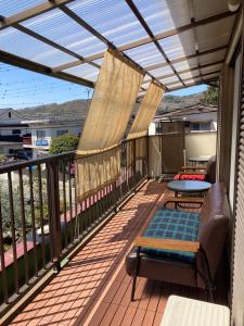 een balkon met een pergola en een tafel en stoelen bij B&B Ladies Only Grape mama Grape room - Vacation STAY 11649 in Koshu