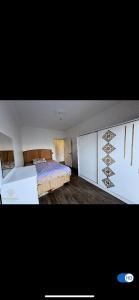 um quarto com uma cama grande num quarto em AZUR MARMARA FULLY FURNISHED FLAT FOR RENT CLOSE TO WEST ISTANBUL MARINA em Beylikdüzü
