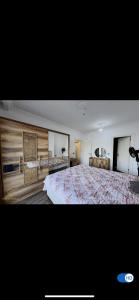 um quarto grande com uma cama grande em AZUR MARMARA FULLY FURNISHED FLAT FOR RENT CLOSE TO WEST ISTANBUL MARINA em Beylikdüzü