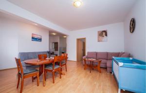 ein Wohnzimmer mit einem Tisch und einem Sofa in der Unterkunft Lovely Apartment In Liznjan With Kitchen in Ližnjan
