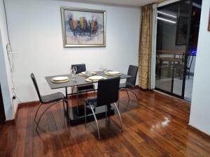 een eetkamer met een tafel en stoelen in een kamer bij Advocatus’ Flat in Cuenca