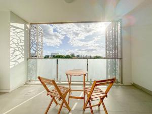 d'une table et de deux chaises sur un balcon avec vue. dans l'établissement City Living Made Easy : 1 Bed Apt in Ashfield Heart, à Sydney