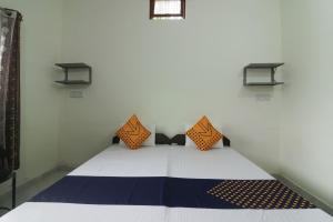 Ένα ή περισσότερα κρεβάτια σε δωμάτιο στο SPOT ON Sneha Home Stay