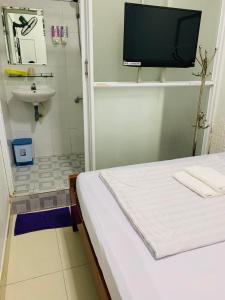 Postel nebo postele na pokoji v ubytování Khách Sạn Ánh Nguyệt 1