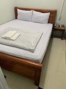 Postel nebo postele na pokoji v ubytování Khách Sạn Ánh Nguyệt 1 + 11 fotografií