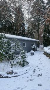 een huis in een tuin bedekt met sneeuw bij Hörster Horst in Lage