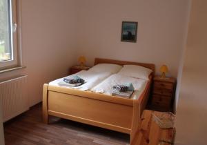 1 dormitorio con 1 cama con 2 mesitas de noche y una ventana en Hörster Horst en Lage