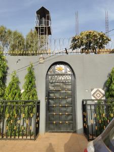 una entrada a un edificio con una puerta negra en Villa(Belle)près de Ouaga 2000., en Ouagadougou