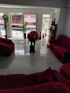 salon z czerwonymi kanapami i czerwoną kanapą w obiekcie Mi Sr. Cautivo w mieście Churin