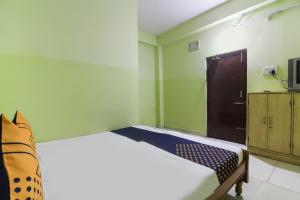 سرير أو أسرّة في غرفة في SPOT ON 9 Star Guest House