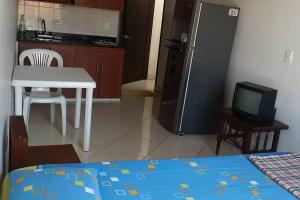 eine Küche mit einem kleinen Tisch und einem Kühlschrank in der Unterkunft Aparta-estudio amoblado 202, 2p, wifi in Socorro