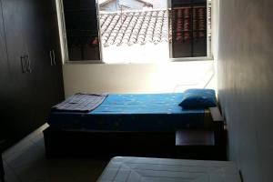 a small bed in a room with a window at Aparta-estudio amoblado 202, 2p, wifi in Socorro