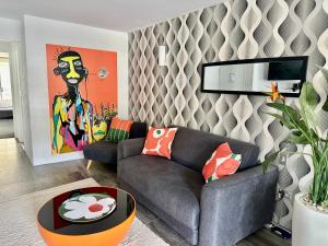 uma sala de estar com um sofá e uma mesa em Absolute Hastings Street Noosa Suite em Noosa Heads