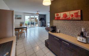 una cucina e un soggiorno con bancone e tavolo di Stunning Home In Angresse With Kitchen ad Angresse