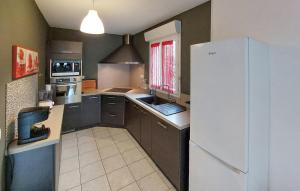 una cucina con frigorifero e lavello di Stunning Home In Angresse With Kitchen ad Angresse