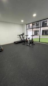 een fitnessruimte met 2 hometrainers in een kamer bij Luxurious apartment located in the heart of Panama in Panama-Stad