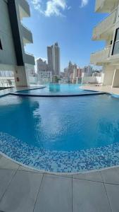 een groot zwembad in het midden van een gebouw bij Luxurious apartment located in the heart of Panama in Panama-Stad