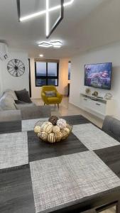 una sala de estar con sofá y un bol en el suelo en Luxurious apartment located in the heart of Panama, en Panamá