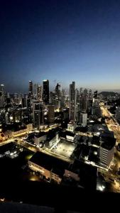 een luchtzicht op een grote stad 's nachts bij Luxurious apartment located in the heart of Panama in Panama-Stad