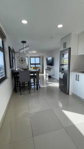 een keuken en eetkamer met een tafel en een koelkast bij Luxurious apartment located in the heart of Panama in Panama-Stad
