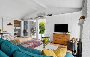 sala de estar con sofá azul y TV en 3 Bedroom Gorgeous Home In Odder en Odder