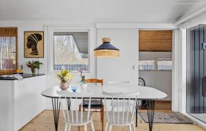 cocina y comedor con mesa blanca y sillas en 3 Bedroom Gorgeous Home In Odder en Odder