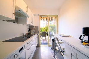 een keuken met een wastafel en een aanrecht bij Cap les pins furnished flat in Antibes