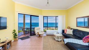 アンナ・ベイにあるAbsolute Oceanfront Portovenereの海の見えるリビングルーム