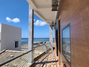 a balcony with a view of the ocean at Nhà Nghỉ Phong Quỳnh - Đảo Phú Quý in Cu Lao Thu