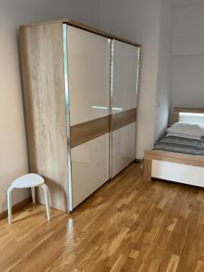 1 dormitorio con puerta corredera de cristal junto a la cama en Apartment na Zamkowej, en Cracovia