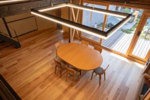 una vista aérea de una mesa y sillas en una habitación en 海野宿一棟貸し宿 上州屋 Unnojuku Joshuya en Tomi