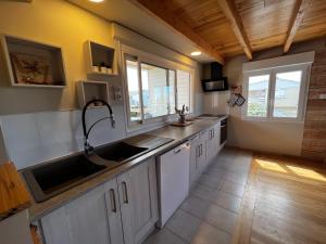 Ảnh trong thư viện ảnh của Charmant Chalet Rangée 9 avec Wifi, Climatisation et Terrasse - 250m de la Plage, 6 pers - FR-1-784-7 ở Gruissan