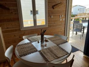 Ảnh trong thư viện ảnh của Charmant Chalet Rangée 9 avec Wifi, Climatisation et Terrasse - 250m de la Plage, 6 pers - FR-1-784-7 ở Gruissan