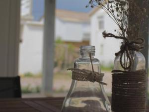 um frasco de vidro com uma planta sobre uma mesa em Chalet Gruissan, 2 pièces, 4 personnes - FR-1-784-22 em Gruissan