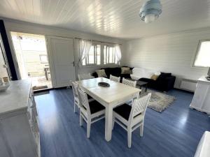 Gallery image of Chalet spacieux à 200m de la plage avec terrasse et parking – 8 couchages - FR-1-784-21 in Gruissan