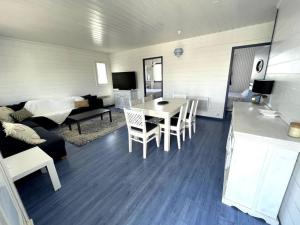 Gallery image of Chalet spacieux à 200m de la plage avec terrasse et parking – 8 couchages - FR-1-784-21 in Gruissan