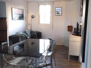 een woonkamer met een glazen tafel en een bank bij Chalet Gruissan, 4 pièces, 5 personnes - FR-1-784-20 in Gruissan