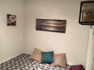 een hoek van een kamer met een bed met twee kussens bij Chalet Gruissan, 4 pièces, 5 personnes - FR-1-784-20 in Gruissan