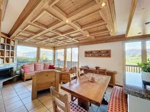コンブルーにあるChalet 9 personnes à Combloux, Mont Blanc - FR-1-560-125の木製のテーブルと椅子のあるリビングルーム +15枚の写真