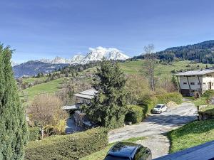 コンブルーにあるChalet 9 personnes à Combloux, Mont Blanc - FR-1-560-125の山を背景にした道路に停められた車2台