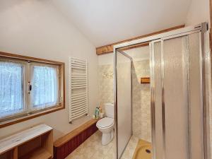 ein Bad mit einer Dusche, einem WC und einem Fenster in der Unterkunft Chalet Combloux, 6 pièces, 9 personnes - FR-1-560-125 in Combloux