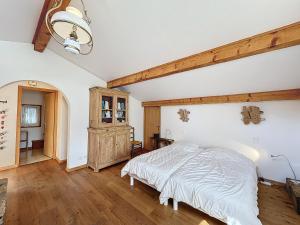 Schlafzimmer mit einem Bett und Holzboden in der Unterkunft Chalet Combloux, 6 pièces, 9 personnes - FR-1-560-125 in Combloux