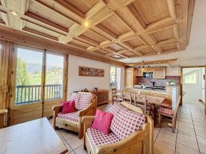 コンブルーにあるChalet 9 personnes à Combloux, Mont Blanc - FR-1-560-125のテーブルと椅子のあるリビングルーム