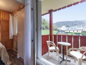 a room with a balcony with a table and chairs at Charmant T2 cabine 3 pers, balcon, parking privé, Luz-Saint-Sauveur - FR-1-402-139 in Esquièze - Sère +2 photos