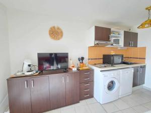 cocina con lavadora y microondas en Appartement Marseillan-Plage, 2 pièces, 6 personnes - FR-1-326-816, en Marseillan