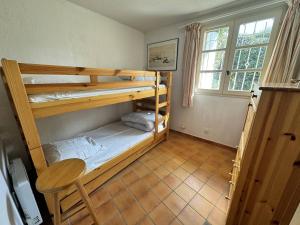 deux lits superposés dans une chambre avec une table et une chaise dans l'établissement Maison Individuelle 2 Chambres avec Jardin, Piscine et Tennis, Proche du Centre-Village - FR-1-726-44, à La Croix-Valmer