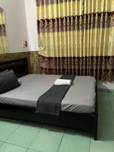 Giường trong phòng chung tại Khách sạn Hoàng Bảo Hùng