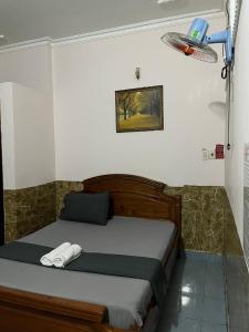 Ένα ή περισσότερα κρεβάτια σε δωμάτιο στο Khách sạn Hoàng Bảo Hùng